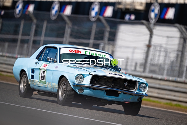 Klassischer Ford Mustang auf der Rennstrecke