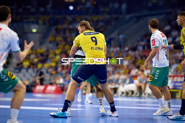 Spieler kämpfen um den Ball