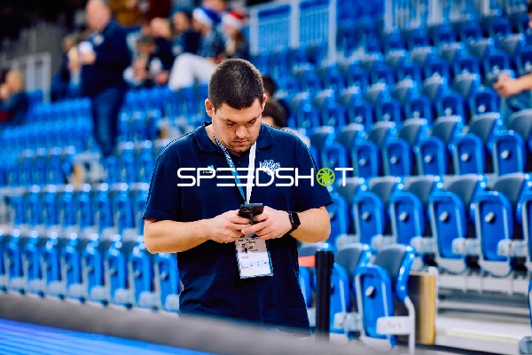 Person schaut auf ihr Handy