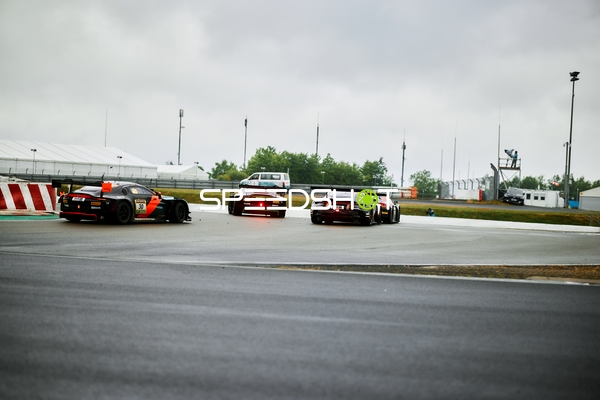 Fahrzeuge auf nasser Strecke