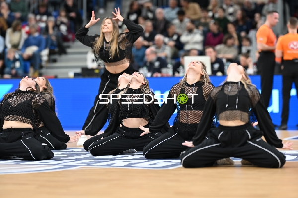 Basketball-Szene mit Tänzerinnen