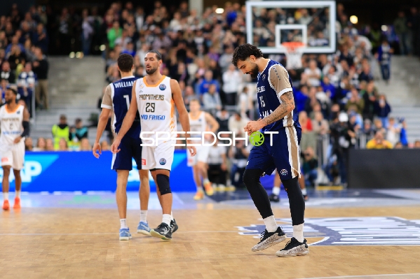 Basketball Champions League: Antonios Karagiannidis (29; Promitheas Patras Vikos Cola) und Marcel Keßen (15; MLP Academics Heidelberg) auf dem Court