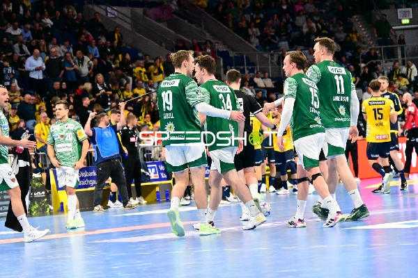 Lasse Andersson (11; Füchse Berlin) und Tim Freihöfer (20; Füchse Berlin) begrüßen sich