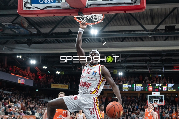 Charles Thompson (32; Würzburg Baskets) mit Ball in Aktion