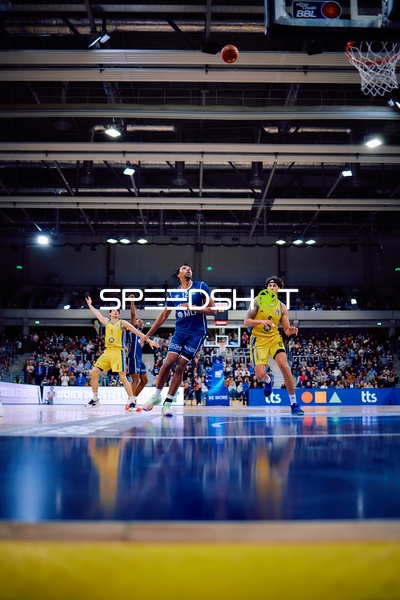 Spieler wirft zum Korb