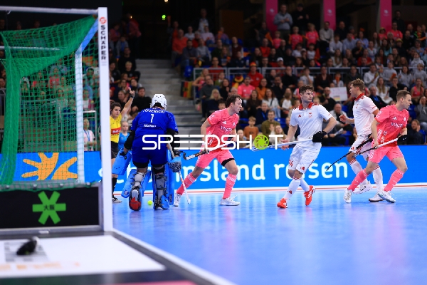 Mateusz NOWAKOWSKI (24; Polen) verteidigt gegen Luca Großmann (19; Deutschland) und Sten Brandenstein (5; Deutschland)