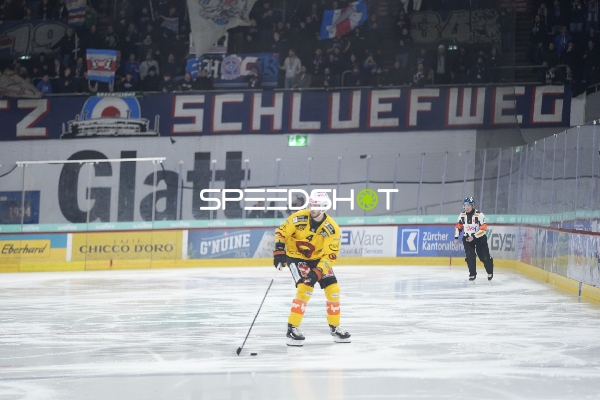 Hardy Häman Aktell (4; SC Bern) mit Puck