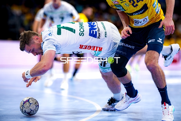 Zweikampf zwischen Robert Timmermeister (7; Rhein Neckar Löwen) und Marcel Schiller (24; FAG)