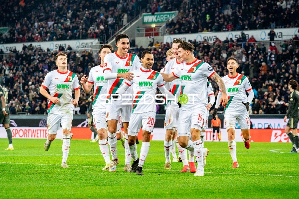 Spieler feiern Torjubel