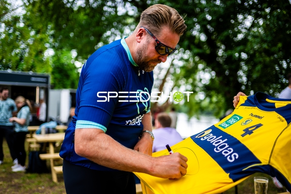 Unterschrift auf Trikot mit Nummer 4