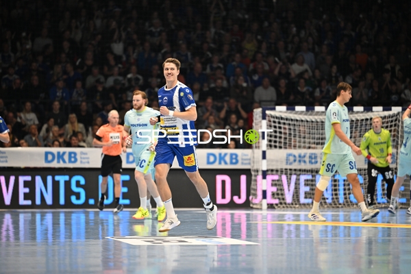 Oskar Joelsson (3; ThSV Eisenach) und Tom Kiesler (30; VfL Gummersbach) auf dem Spielfeld