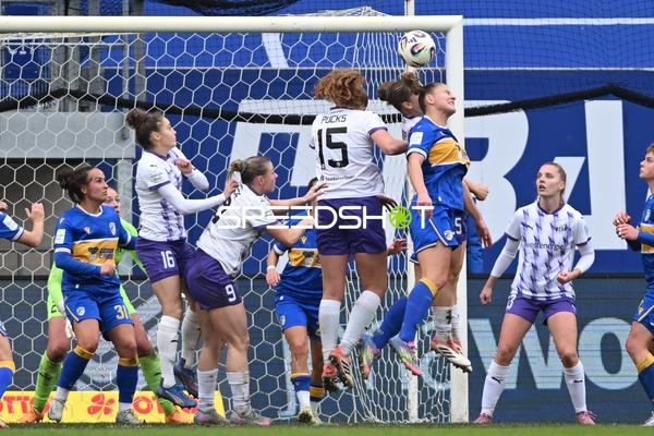 Kopfballkampf im Strafraum