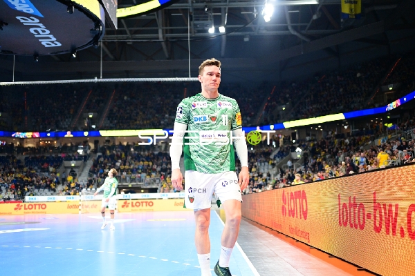 Lasse Andersson (11; Füchse Berlin) am Spielfeldrand