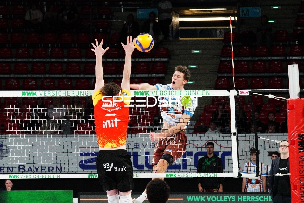 Spielszene mit Laurenz Welsch (12; WWK Volleys Herrsching)