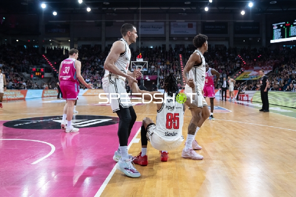 Daniel Keppeler (31; BMA Bamberg Baskets) und Demarcus Demonia (8; BMA Bamberg Baskets) heben Teamkollege Austin Crowley (85; BMA Bamberg Baskets) auf
