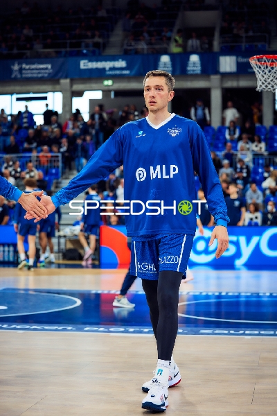Ryan Mikesell (33, MLP Academics Heidelberg) betritt Spielfeld