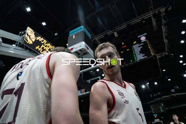 Szene mit Niels Giffey (5; FC Bayern Basketball) und Justus Hollatz (21, FC Bayern Basketball)