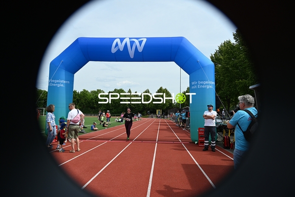 Läuferin läuft ins Ziel