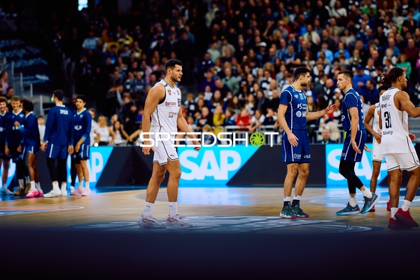 Spieler gratulieren sich nach dem Spiel.