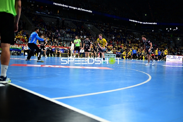 Szene mit Haukur Thrastarson (25; Rhein Neckar Löwen) und Verteidigern