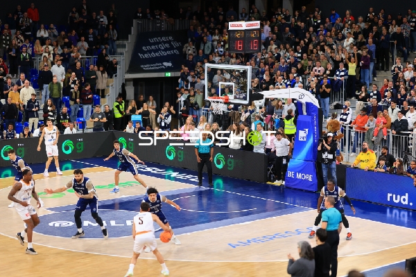 Spielszene mit Marcel Keßen (15; MLP Academics Heidelberg) und Erol Ersek (11; MLP Academics Heidelberg)