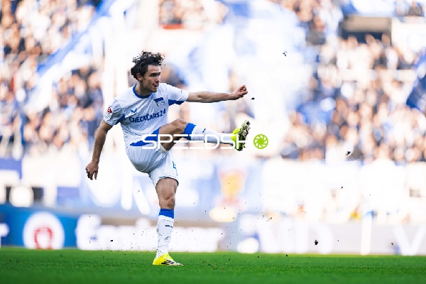 Schuss von Marcel Beifus (4; Karlsruher SC)