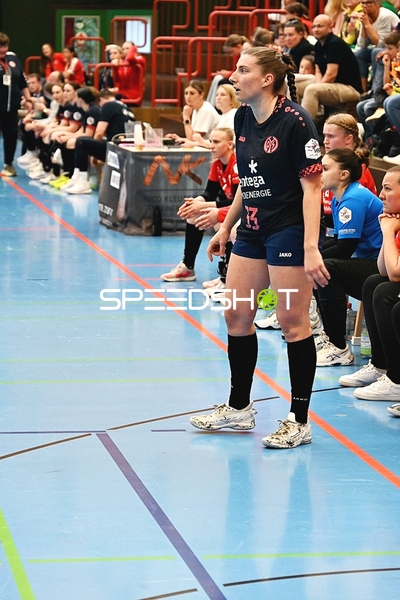 Mainz 05 Spielerin am Spielfeldrand