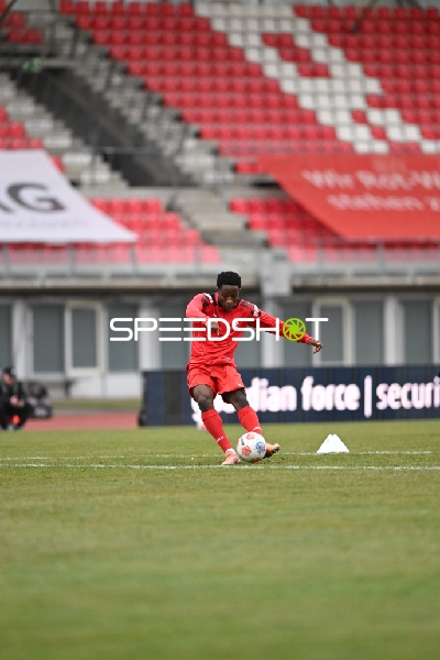 Spieler mit Ball am Fuß