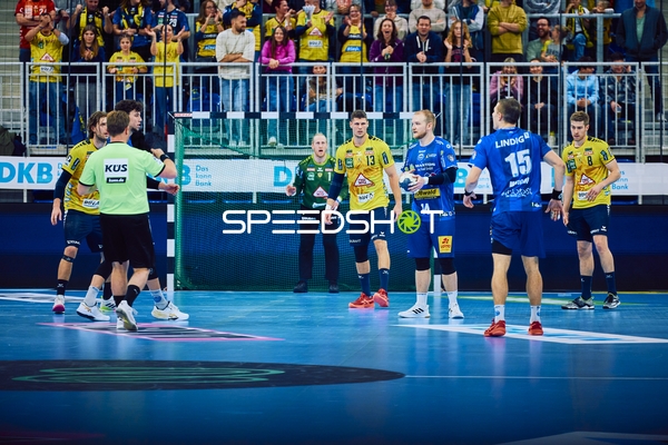 Spielbeginn zwischen den Mannschaften auf dem Spielfeld