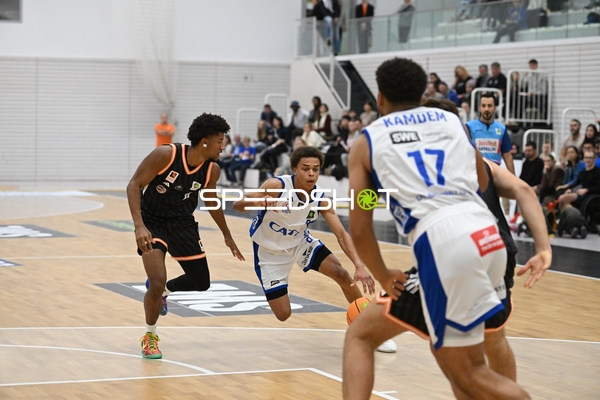 Musa Abra (8; CATL Basketball Löwen Erfurt) mit Ball