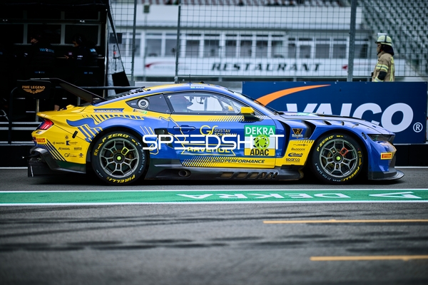 Rennfahrzeug in der Boxengasse