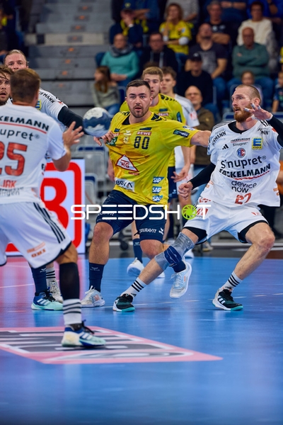 Dynamischer Angriff von Tim Nothdurft gegen die Abwehr von HC Erlangen, unterstützt von Jannik Kohlbacher.