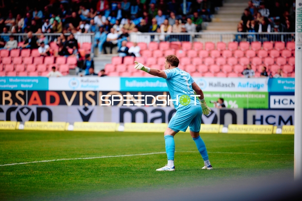 Nikolai Rehnen (1, SV Sandhausen) zeigt Richtung