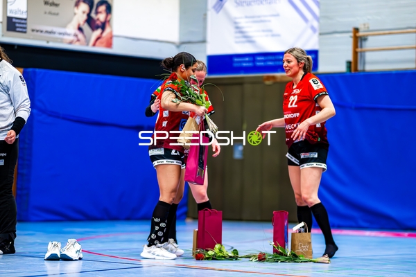 Saskia Fackel (22, SG Schozach-Bottwartal) erhält Geschenke