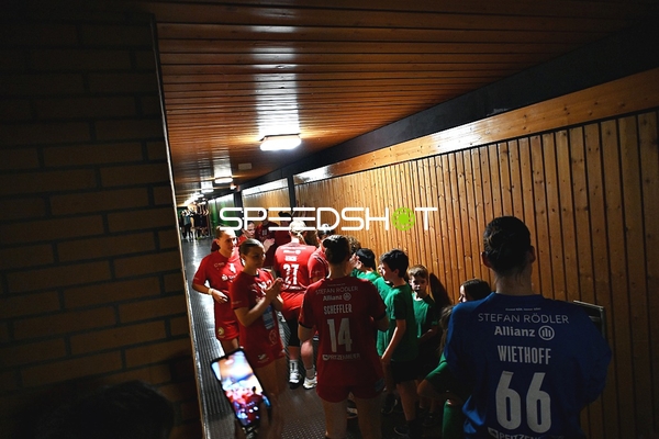 Spielerinnen warten im Flur vor dem Spiel