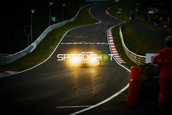 Rennfahrzeug auf der Rennstrecke