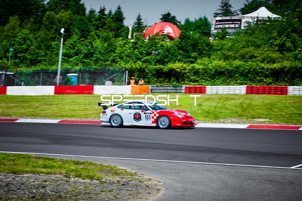 Rennfahrzeug auf der Rennstrecke