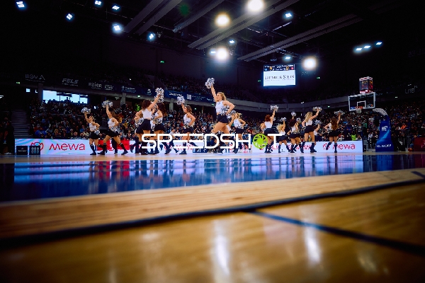 Cheerleader-Performance während eines Basketballspiels.