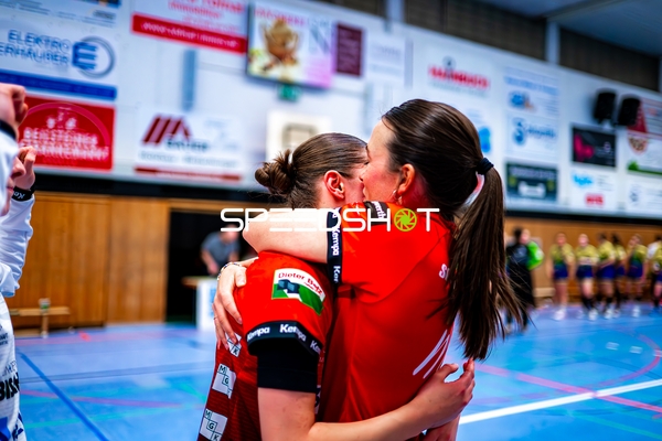 Spielerinnen umarmen sich