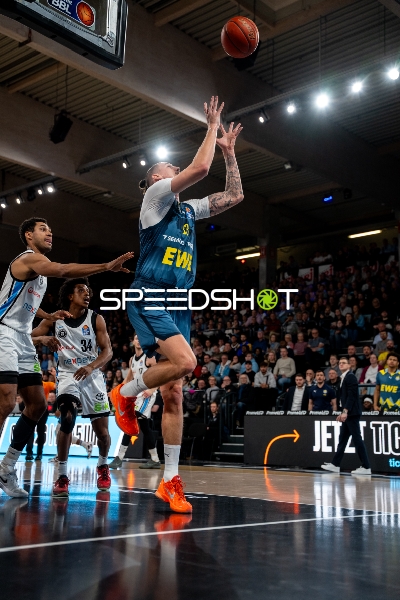 Kenneth Ogbe (25; Veolia Towers Hamburg) und Ross Williams (34; Veolia Towers Hamburg) in Aktion