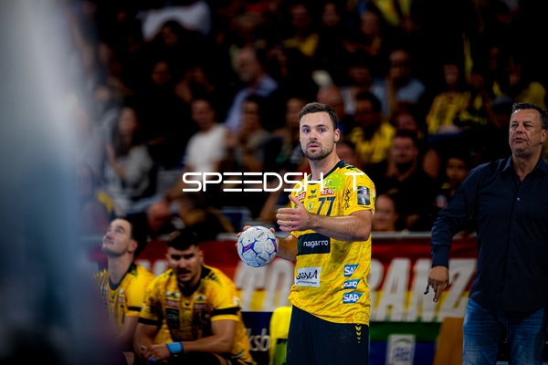 Dani Baijens (77; Rhein Neckar Löwen) positioniert sich