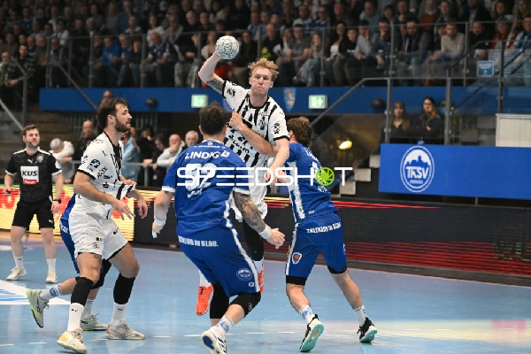 Spielszene: Eric Johansson (21; THW Kiel), Justin Kurch (52; ThSV Eisenach) und Stephan Seitz (44; ThSV Eisenach)