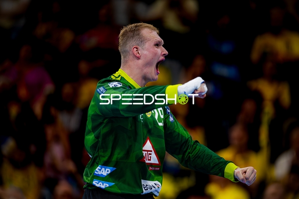 Torwart David Späth (29; Rhein Neckar Löwen) jubelt