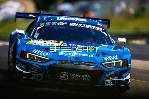 Fahrzeug auf der Rennstrecke