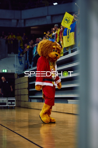 Das Maskottchen der Rhein Neckar Löwen auf dem Spielfeld.