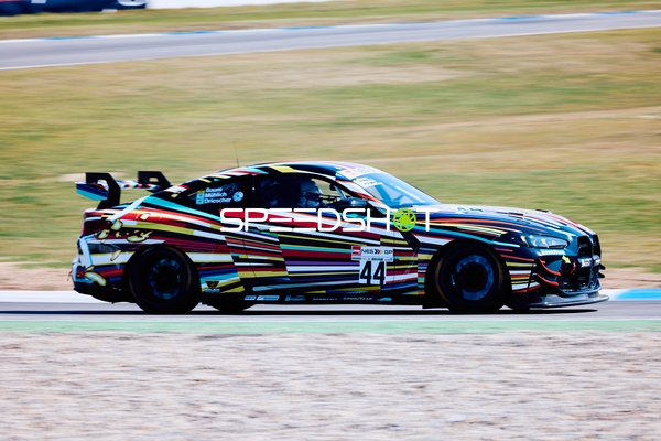 Fahrzeug Nummer 44 in voller Fahrt auf der Rennstrecke