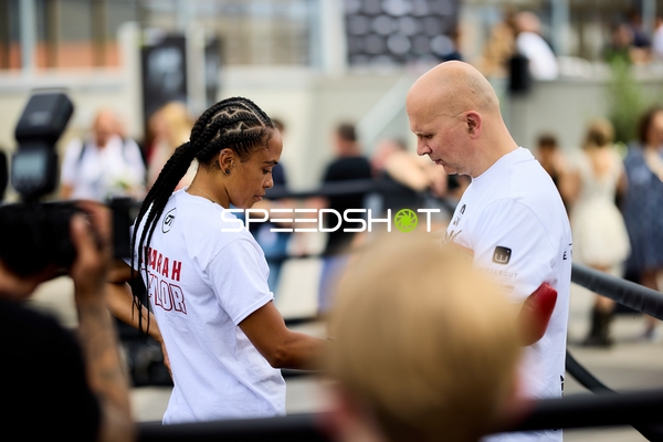 Ringside-Zone Face-Off