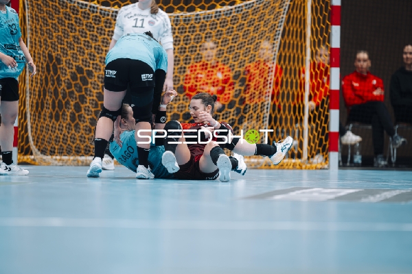 Szene mit Mareike Thomaier (2; HSG Bensheim/Auerbach) und Spieler von Team Thüringer HC