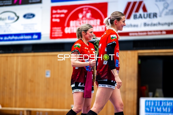 Zwei Spielerinnen in Rot