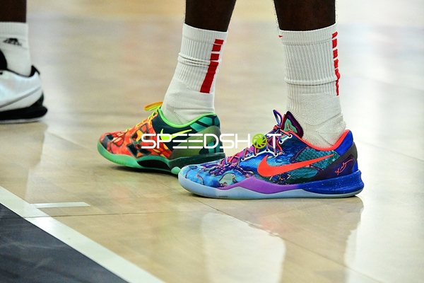 Basketballschuhe auf Court